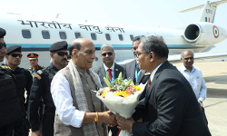 ವಿವಿಧ ಕಾರ್ಯಕ್ರಮಗಳಲ್ಲಿ ಭಾಗವಹಿಸಲು ಬೆಂಗಳೂರಿಗೆ ಸಚಿವ ರಾಜನಾಥ್‌ ಸಿಂಗ್‌ ಆಗಮನ