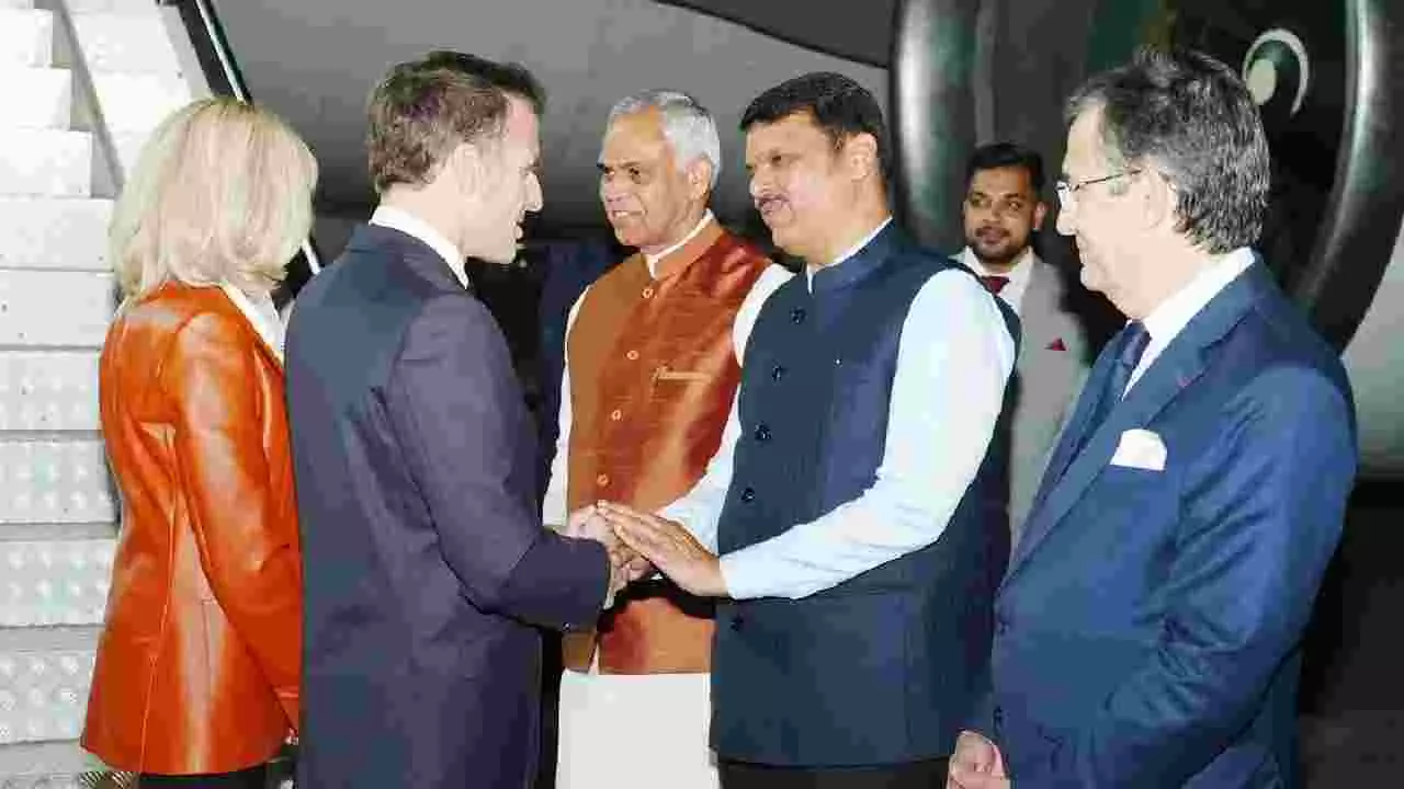 ಮುಂಬೈಗೆ ಫ್ರಾನ್ಸ್ ಅಧ್ಯಕ್ಷ ಮ್ಯಾಕ್ರನ್ ಆಗಮನ; ಪ್ರಧಾನಿ ಮೋದಿ ಜೊತೆ ಮಾತುಕತೆ ಮುಂಬೈಗೆ ಫ್ರಾನ್ಸ್ ಅಧ್ಯಕ್ಷ ಮ್ಯಾಕ್ರನ್ ಆಗಮನ; ಪ್ರಧಾನಿ ಮೋದಿ ಜೊತೆ ಮಾತುಕತೆ