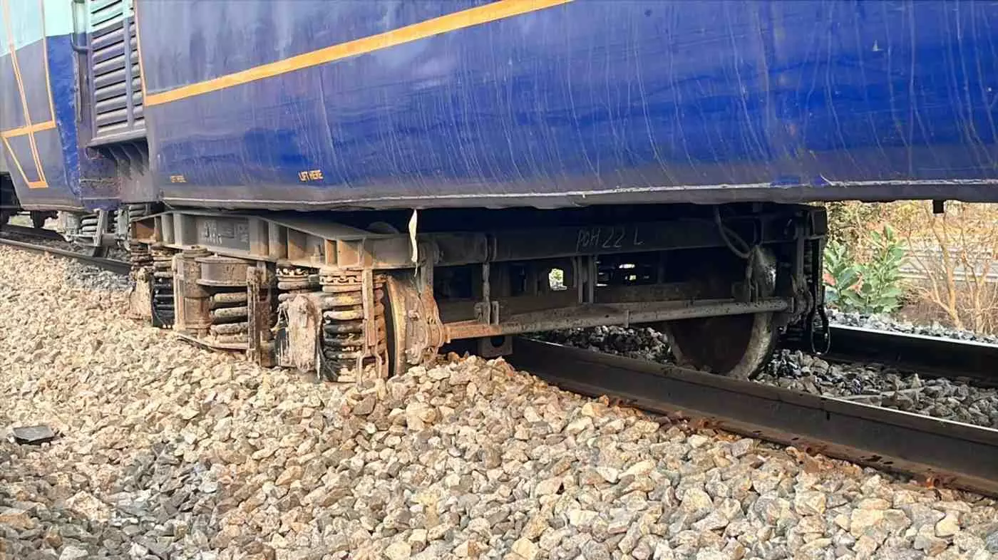 ಬಿಡದಿ ಬಳಿ ಹಳಿ ತಪ್ಪಿದ ಗೂಡ್ಸ್ ರೈಲು; ಬೆಂಗಳೂರು-ಮೈಸೂರು ರೈಲು ಸಂಚಾರ ವ್ಯತ್ಯಯ ಬಿಡದಿ ಬಳಿ ಹಳಿ ತಪ್ಪಿದ ಗೂಡ್ಸ್ ರೈಲು; ಬೆಂಗಳೂರು-ಮೈಸೂರು ರೈಲು ಸಂಚಾರ ವ್ಯತ್ಯಯ