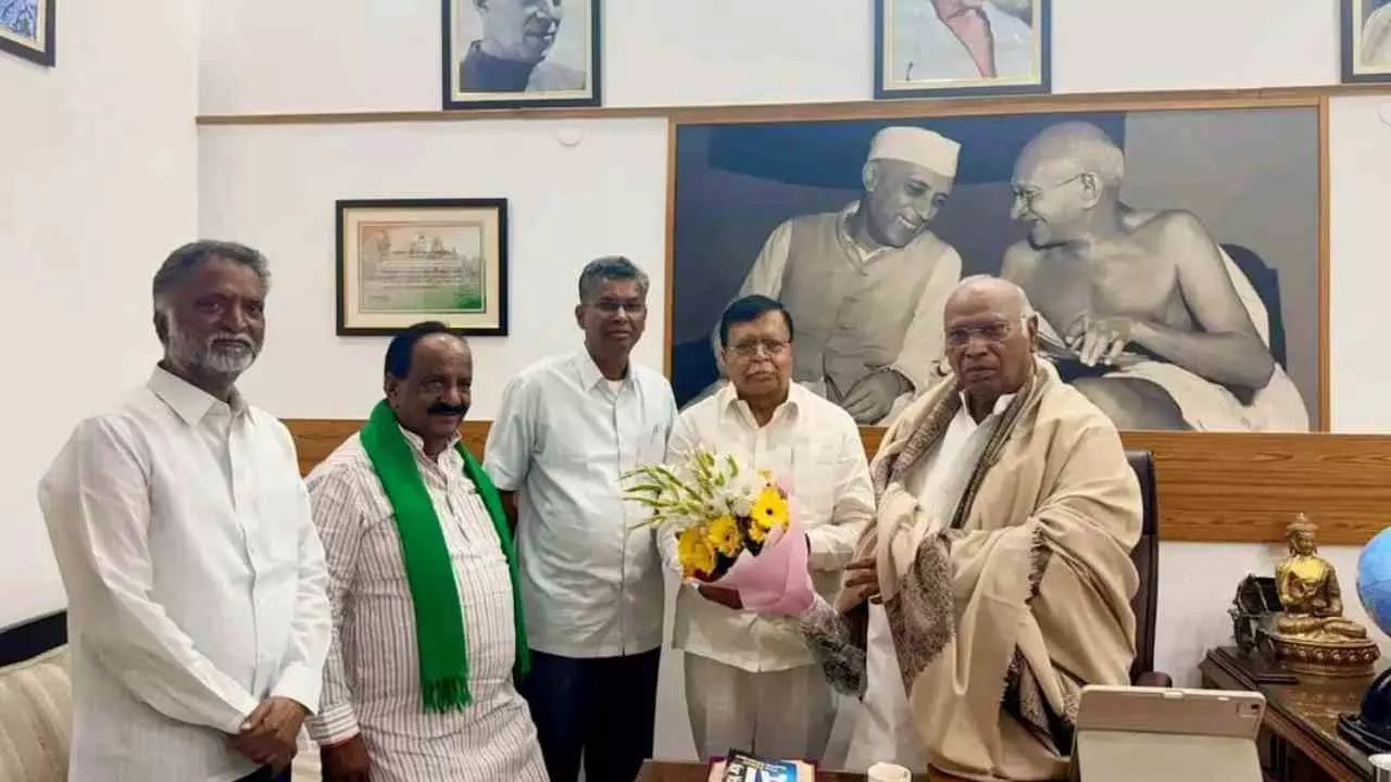 ರಾಜ್ಯ ರಾಜಕೀಯದಲ್ಲಿ ಮತ್ತೆ ಬಿರುಸು, ಖರ್ಗೆ ಭೇಟಿಯಾದ ಸತೀಶ್ ಜಾರಕಿಹೊಳಿ ನೇತೃತ್ವದ ನಿಯೋಗ