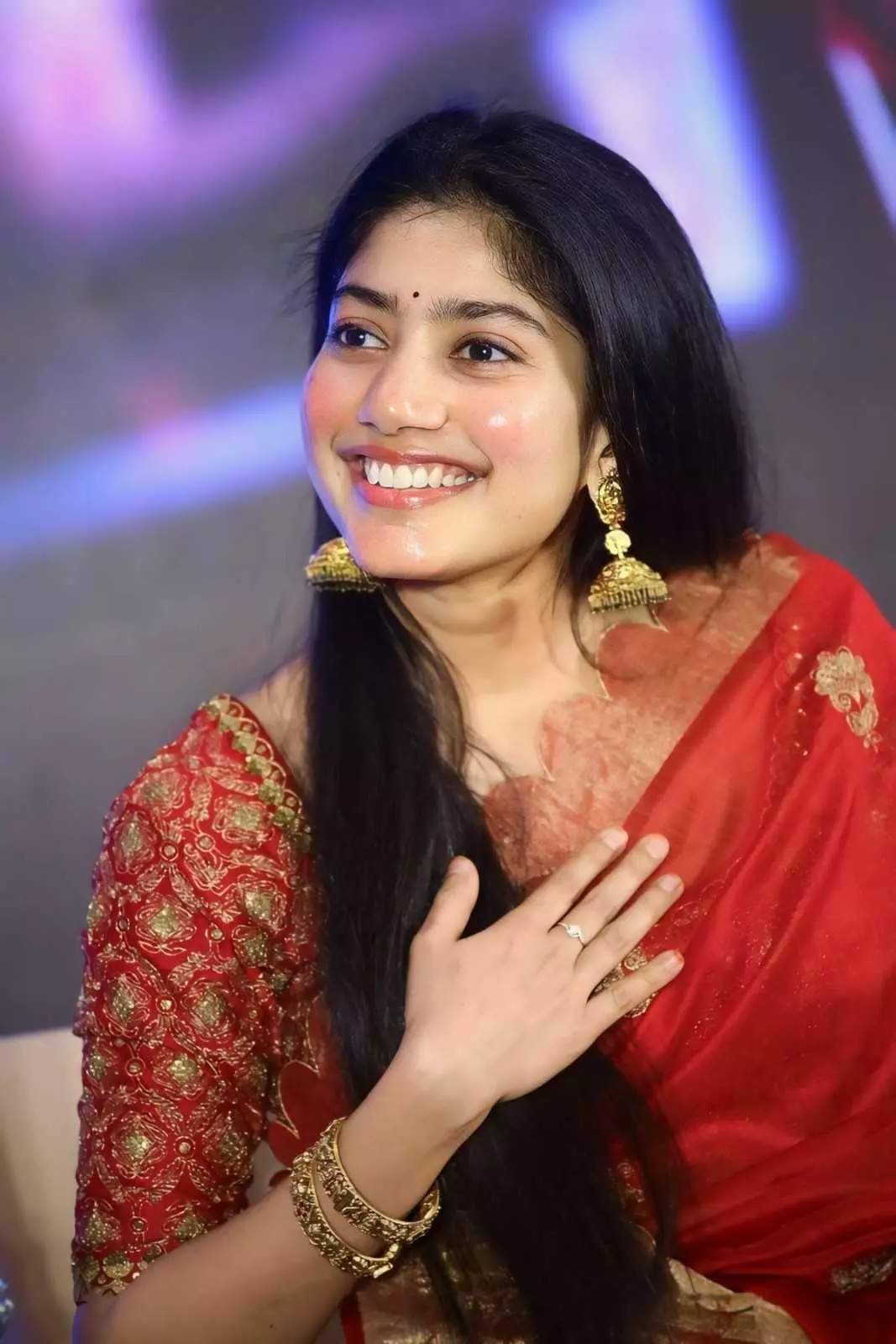 Saipallavi| ಸಾಯಿ ಪಲ್ಲವಿಗೆ ಬ್ಲ್ಯಾಕ್ ಲೇಡಿ ಪ್ರಶಸ್ತಿ; ಮುಕುಂದ್ ವರದರಾಜನ್ ಕುಟುಂಬಕ್ಕೆ ಅರ್ಪಿಸಿದ ನಟಿ Saipallavi| ಸಾಯಿ ಪಲ್ಲವಿಗೆ ಬ್ಲ್ಯಾಕ್ ಲೇಡಿ ಪ್ರಶಸ್ತಿ; ಮುಕುಂದ್ ವರದರಾಜನ್ ಕುಟುಂಬಕ್ಕೆ ಅರ್ಪಿಸಿದ ನಟಿ