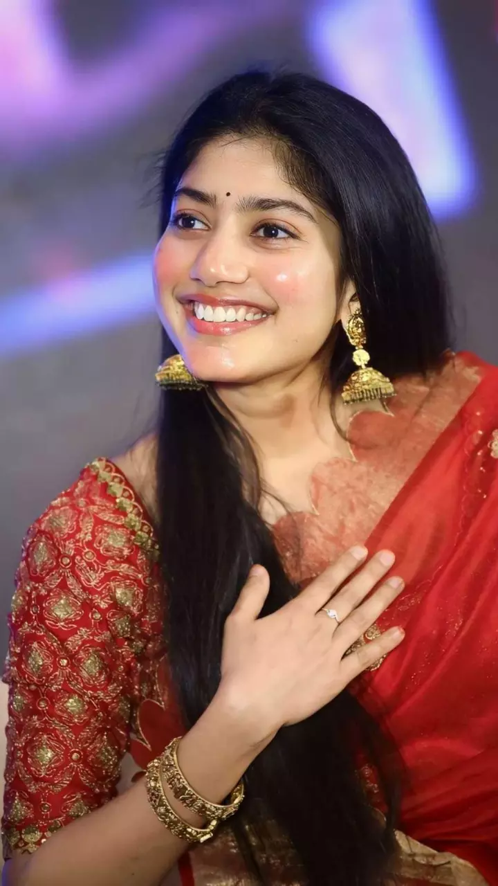 Saipallavi| ಸಾಯಿ ಪಲ್ಲವಿಗೆ ಬ್ಲ್ಯಾಕ್ ಲೇಡಿ ಪ್ರಶಸ್ತಿ; ಮುಕುಂದ್ ವರದರಾಜನ್ ಕುಟುಂಬಕ್ಕೆ ಅರ್ಪಿಸಿದ ನಟಿ