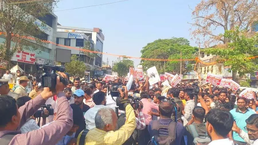 ಸರ್ಕಾರಿ ಹುದ್ದೆಗಳ ನೇಮಕಾತಿ ವಿಳಂಬ: ಧಾರವಾಡದಲ್ಲಿ ವಿದ್ಯಾರ್ಥಿಗಳು ಹಾಗೂ ಬಿಜೆಪಿಯಿಂದ ಬೃಹತ್ ಪ್ರತಿಭಟನೆ