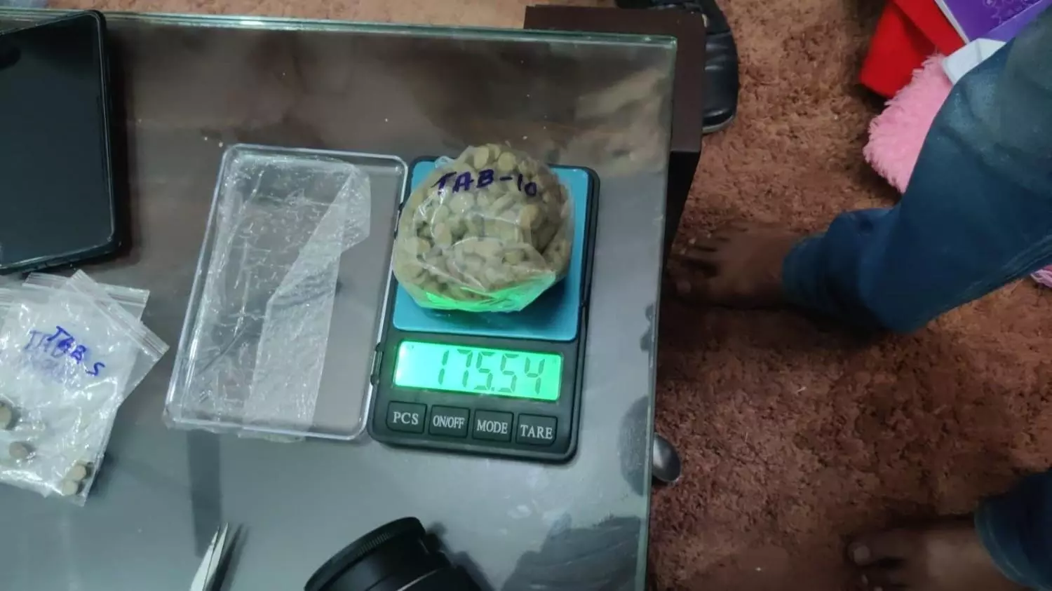 Drug Mafia Busted| ಕಾಲೇಜು ವಿದ್ಯಾರ್ಥಿಗಳಿಗೆ ಎಂಡಿಎಂಎ; ವಿದೇಶಿ ಪ್ರಜೆ ಸೇರಿ ಎಂಟು ಮಂದಿ ಸೆರೆ; 27 ಕೋಟಿ ಮಾಲು ವಶ Drug Mafia Busted| ಕಾಲೇಜು ವಿದ್ಯಾರ್ಥಿಗಳಿಗೆ ಎಂಡಿಎಂಎ; ವಿದೇಶಿ ಪ್ರಜೆ ಸೇರಿ ಎಂಟು ಮಂದಿ ಸೆರೆ; 27 ಕೋಟಿ ಮಾಲು ವಶ