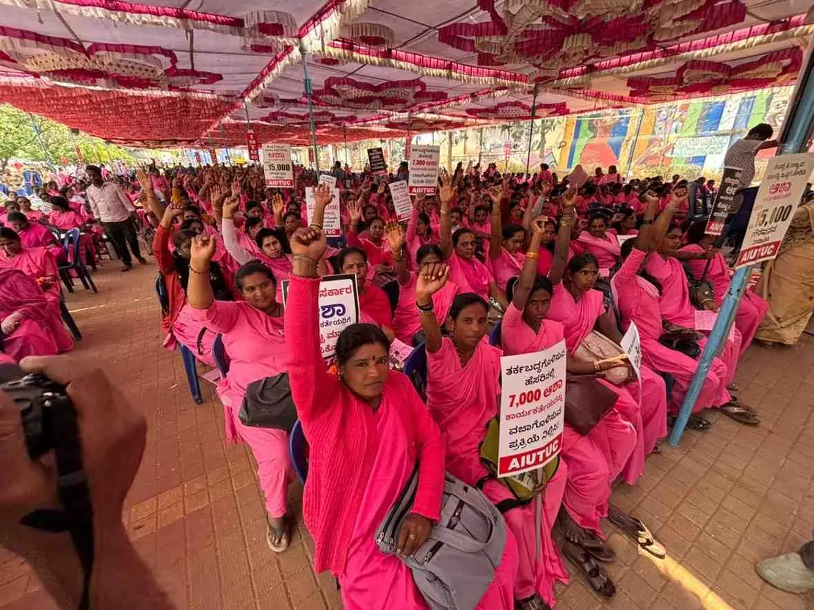 ಬೆಂಗಳೂರಿನಲ್ಲಿ ಆಶಾ ಕಾರ್ಯಕರ್ತೆಯರ ಬೃಹತ್ ಪ್ರತಿಭಟನೆ ಬೆಂಗಳೂರಿನಲ್ಲಿ ಆಶಾ ಕಾರ್ಯಕರ್ತೆಯರ ಬೃಹತ್ ಪ್ರತಿಭಟನೆ