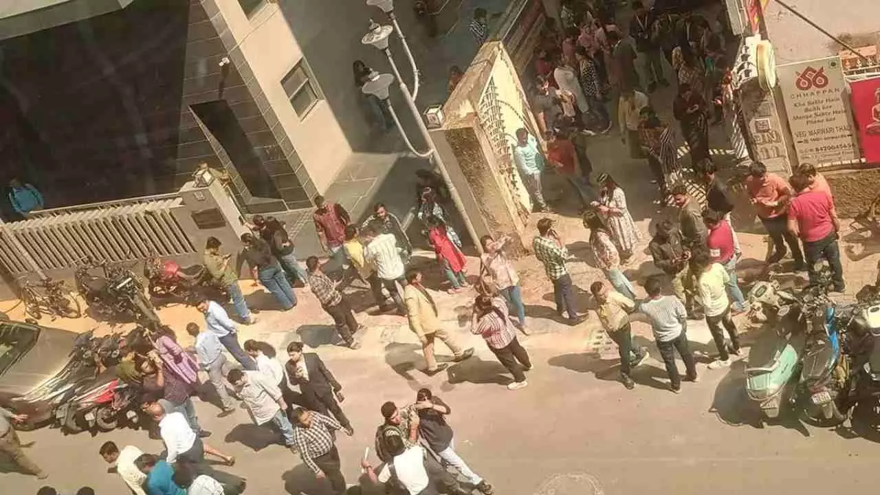 ಕೋಲ್ಕತ್ತಾ ಹಾಗೂ ಪಶ್ಚಿಮ ಬಂಗಾಳದ ವಿವಿಧೆಡೆ 5.5 ತೀವ್ರತೆಯ ಭೂಕಂಪ ಕೋಲ್ಕತ್ತಾ ಹಾಗೂ ಪಶ್ಚಿಮ ಬಂಗಾಳದ ವಿವಿಧೆಡೆ 5.5 ತೀವ್ರತೆಯ ಭೂಕಂಪ