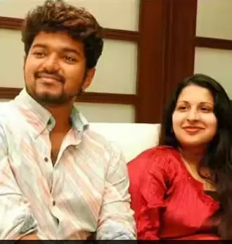 ನಟ ದಳಪತಿ ವಿಜಯ್ ದಾಂಪತ್ಯದಲ್ಲಿ ಬಿರುಕು: ವಿಚ್ಛೇದನ ಕೋರಿ ಕೋರ್ಟ್ ಮೆಟ್ಟಿಲೇರಿದ ಪತ್ನಿ ಸಂಗೀತಾ ನಟ ದಳಪತಿ ವಿಜಯ್ ದಾಂಪತ್ಯದಲ್ಲಿ ಬಿರುಕು: ವಿಚ್ಛೇದನ ಕೋರಿ ಕೋರ್ಟ್ ಮೆಟ್ಟಿಲೇರಿದ ಪತ್ನಿ ಸಂಗೀತಾ