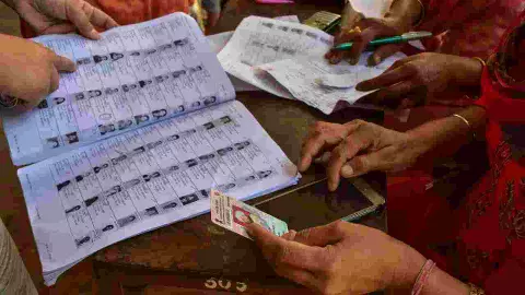 ಪಶ್ಚಿಮ ಬಂಗಾಳ SIR: ಇಂದು ಅಂತಿಮ ಪಟ್ಟಿ ಪ್ರಕಟ- 58 ಲಕ್ಷ ಮತದಾರರ ಹೆಸರು ಡಿಲೀಟ್! ಪಶ್ಚಿಮ ಬಂಗಾಳ SIR: ಇಂದು ಅಂತಿಮ ಪಟ್ಟಿ ಪ್ರಕಟ- 58 ಲಕ್ಷ ಮತದಾರರ ಹೆಸರು ಡಿಲೀಟ್!