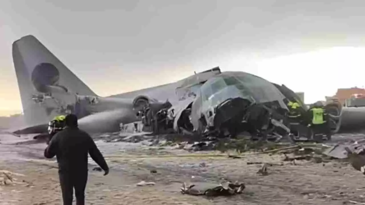 ಬೊಲಿವಿಯಾದಲ್ಲಿ ಸೇನಾ ವಿಮಾನ ಪತನ: ಹೆದ್ದಾರಿಯಲ್ಲಿ ಸುರಿದ ನೋಟಿನ ಮಳೆ, 15 ಜನರ ದುರ್ಮರಣ! ಬೊಲಿವಿಯಾದಲ್ಲಿ ಸೇನಾ ವಿಮಾನ ಪತನ: ಹೆದ್ದಾರಿಯಲ್ಲಿ ಸುರಿದ ನೋಟಿನ ಮಳೆ, 15 ಜನರ ದುರ್ಮರಣ!