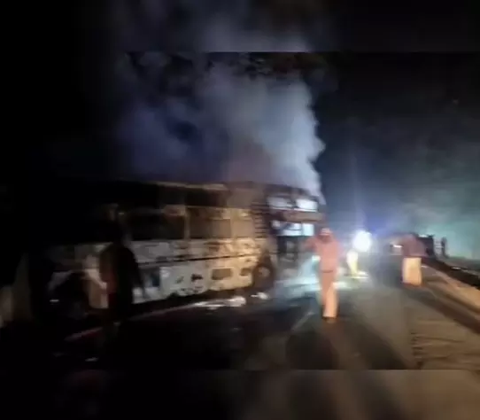 ಶಿವಮೊಗ್ಗ: ಹುಲಿಕಲ್ ಘಾಟ್ನಲ್ಲಿ ಹೊತ್ತಿ ಉರಿದ ಖಾಸಗಿ ಬಸ್, ಪ್ರಾಣಾಪಾಯದಿಂದ ಪಾರಾದ 36 ಪ್ರಯಾಣಿಕರು ಶಿವಮೊಗ್ಗ: ಹುಲಿಕಲ್ ಘಾಟ್ನಲ್ಲಿ ಹೊತ್ತಿ ಉರಿದ ಖಾಸಗಿ ಬಸ್, ಪ್ರಾಣಾಪಾಯದಿಂದ ಪಾರಾದ 36 ಪ್ರಯಾಣಿಕರು