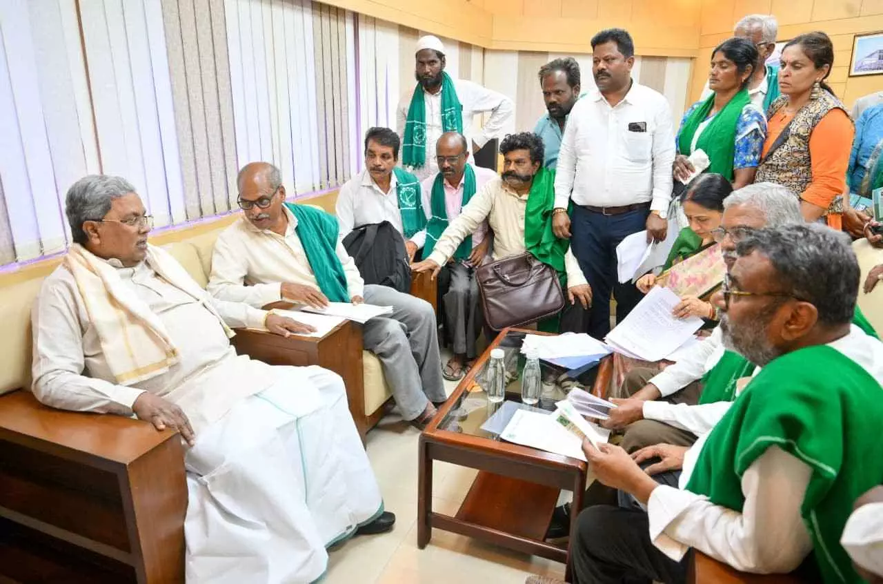 ಹನೂರು ಬಾಯಾರಿಕೆ ನೀಗಿಸಲು ಬೆಂಗಳೂರಿನವರೆಗೆ ರೈತರ ನಡಿಗೆ: ಬಜೆಟ್ನಲ್ಲಿ ಅನುದಾನಕ್ಕೆ ಸಿಎಂಗೆ ಪಟ್ಟು ಹನೂರು ಬಾಯಾರಿಕೆ ನೀಗಿಸಲು ಬೆಂಗಳೂರಿನವರೆಗೆ ರೈತರ ನಡಿಗೆ: ಬಜೆಟ್ನಲ್ಲಿ ಅನುದಾನಕ್ಕೆ ಸಿಎಂಗೆ ಪಟ್ಟು