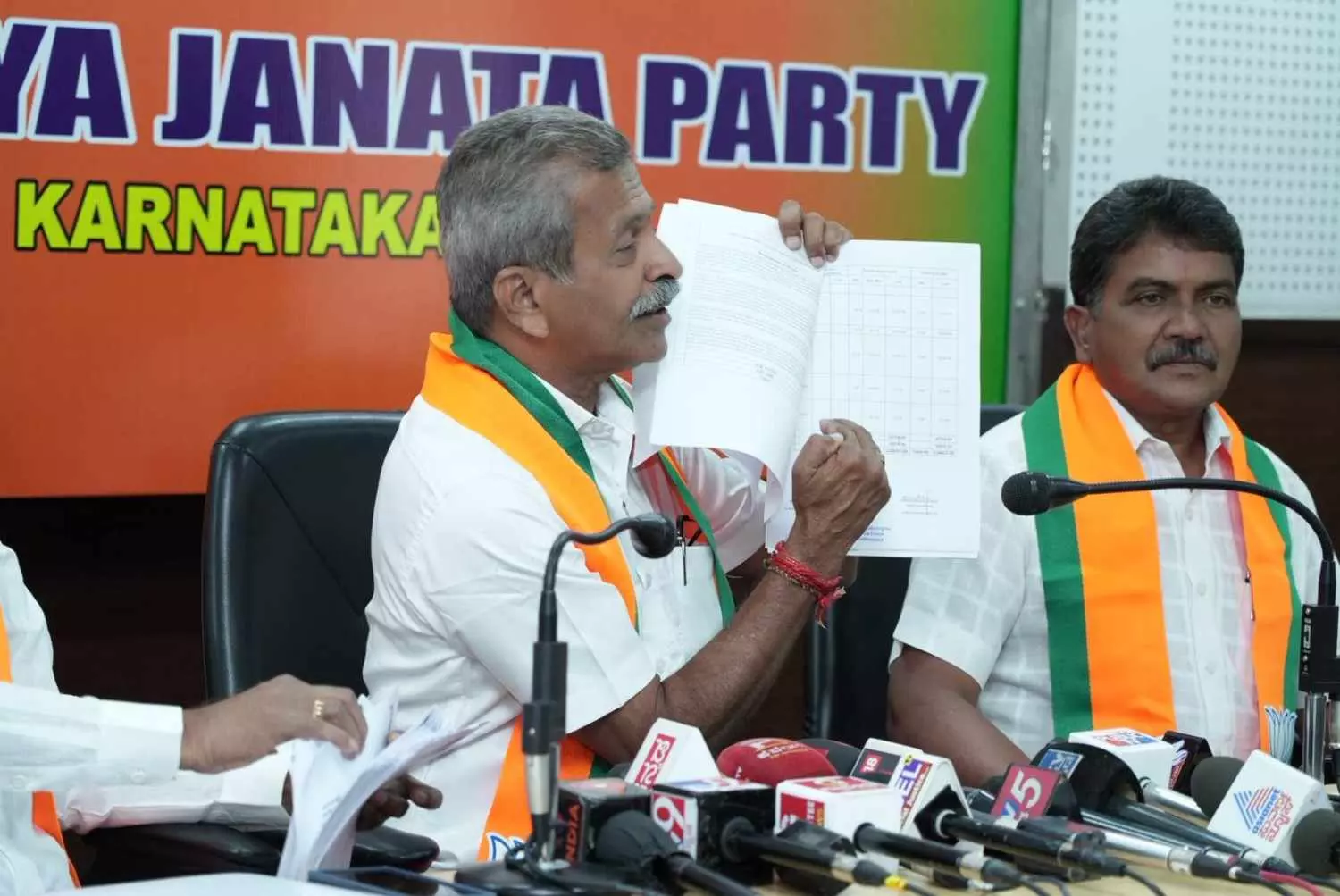 ಜೆಜೆಎಂ ಯೋಜನೆಯಲ್ಲಿ ‘ತೆಲಗಿ ಮಾದರಿ’ ನಕಲಿ ಸ್ಟಾಂಪ್ ದಂಧೆ: ಸಿಬಿಐ ತನಿಖೆಗೆ ಬಿಜೆಪಿ ಆಗ್ರಹ ಜೆಜೆಎಂ ಯೋಜನೆಯಲ್ಲಿ ‘ತೆಲಗಿ ಮಾದರಿ’ ನಕಲಿ ಸ್ಟಾಂಪ್ ದಂಧೆ: ಸಿಬಿಐ ತನಿಖೆಗೆ ಬಿಜೆಪಿ ಆಗ್ರಹ