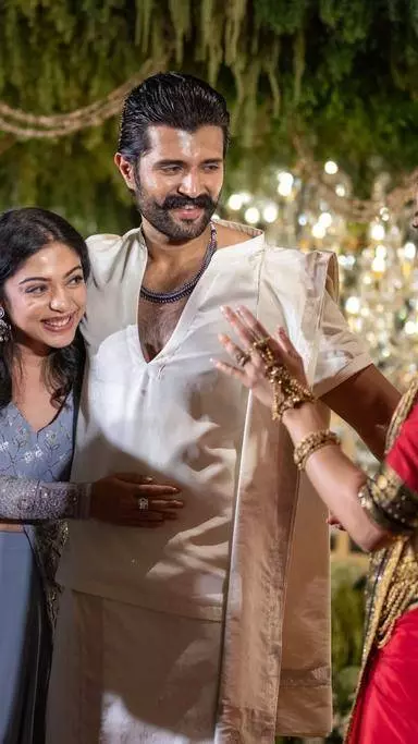 ವಿಜಯ್ ದೇವರಕೊಂಡ-ರಶ್ಮಿಕಾ ಮಂದಣ್ಣ ಅದ್ಧೂರಿ ವಿವಾಹ ಆರತಕ್ಷತೆ: ತಾರೆಯರ ಸಮಾಗಮ