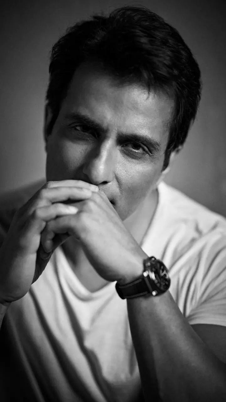 ದುಬೈನಲ್ಲಿ ಸಿಲುಕಿರುವ ಪ್ರವಾಸಿಗರಿಗೆ ನೆರವು ನೀಡಲು ಮುಂದಾದ ಸೋನು ಸೂದ್