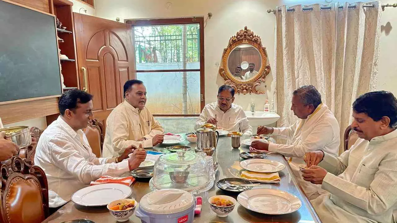 ಒಳಮೀಸಲಾತಿ ಕಿಚ್ಚು: ಕೆ.ಎಚ್‌. ಮುನಿಯಪ್ಪ ನಿವಾಸದಲ್ಲಿ ಪರಮೇಶ್ವರ್‌ ಮಹತ್ವದ ಚರ್ಚೆ!