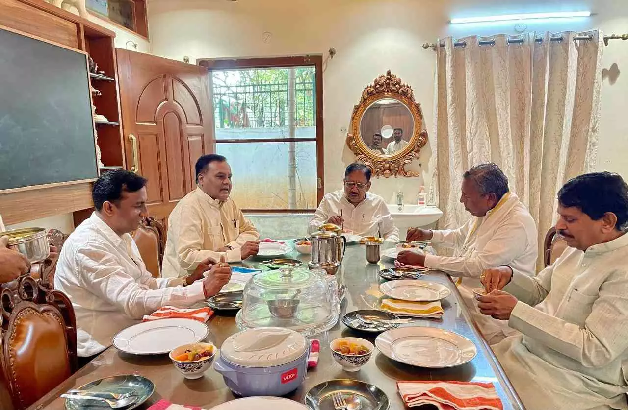 ಒಳಮೀಸಲಾತಿ ಕಿಚ್ಚು: ಕೆ.ಎಚ್. ಮುನಿಯಪ್ಪ ನಿವಾಸದಲ್ಲಿ ಪರಮೇಶ್ವರ್ ಮಹತ್ವದ ಚರ್ಚೆ! ಒಳಮೀಸಲಾತಿ ಕಿಚ್ಚು: ಕೆ.ಎಚ್. ಮುನಿಯಪ್ಪ ನಿವಾಸದಲ್ಲಿ ಪರಮೇಶ್ವರ್ ಮಹತ್ವದ ಚರ್ಚೆ!