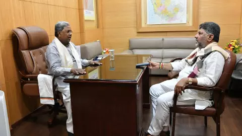 ಕುತೂಹಲ ಮೂಡಿಸಿದ ಸಿದ್ದರಾಮಯ್ಯ-ಡಿ.ಕೆ.ಶಿವಕುಮಾರ್ ಚರ್ಚೆ: ಉಪಚುನಾವಣೆ ಕುರಿತು ರಣತಂತ್ರ ಕುತೂಹಲ ಮೂಡಿಸಿದ ಸಿದ್ದರಾಮಯ್ಯ-ಡಿ.ಕೆ.ಶಿವಕುಮಾರ್ ಚರ್ಚೆ: ಉಪಚುನಾವಣೆ ಕುರಿತು ರಣತಂತ್ರ