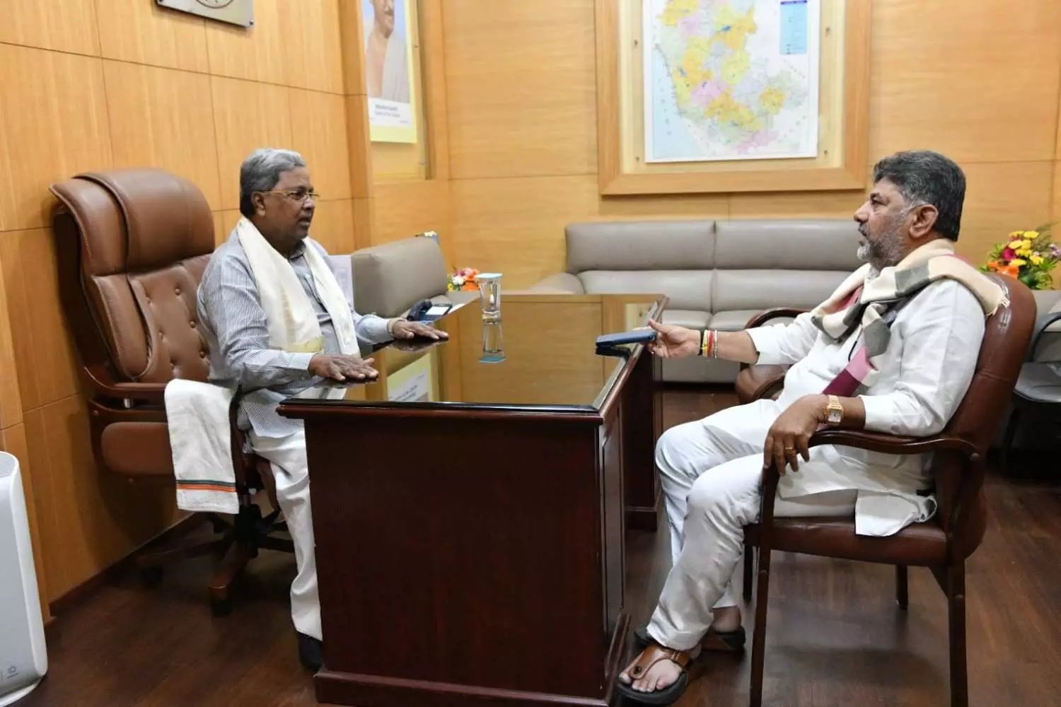 ಕುತೂಹಲ ಮೂಡಿಸಿದ ಸಿದ್ದರಾಮಯ್ಯ-ಡಿ.ಕೆ.ಶಿವಕುಮಾರ್ ಚರ್ಚೆ: ಉಪಚುನಾವಣೆ ಕುರಿತು ರಣತಂತ್ರ ಕುತೂಹಲ ಮೂಡಿಸಿದ ಸಿದ್ದರಾಮಯ್ಯ-ಡಿ.ಕೆ.ಶಿವಕುಮಾರ್ ಚರ್ಚೆ: ಉಪಚುನಾವಣೆ ಕುರಿತು ರಣತಂತ್ರ