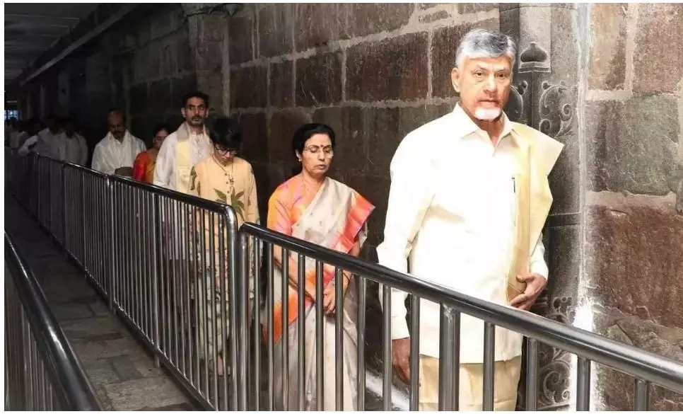 ತಿರುಮಲದಲ್ಲಿ ಸಾಮಾನ್ಯ ಭಕ್ತರಂತೆ ಸರತಿ ಸಾಲಿನಲ್ಲಿ ಸಾಗಿದ ಸಿಎಂ ಚಂದ್ರಬಾಬು
