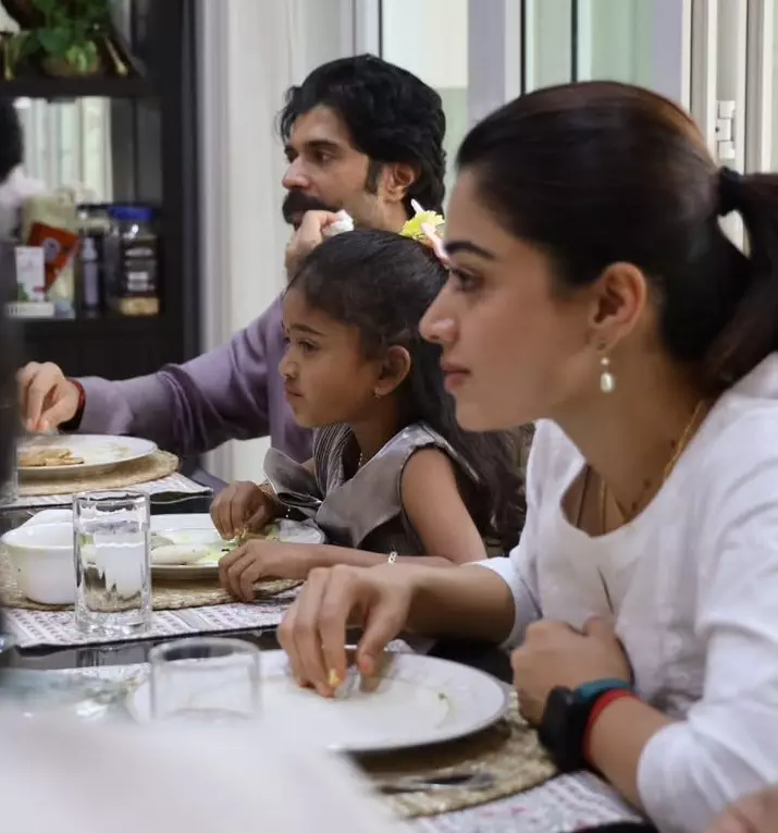 ಪುಟ್ಟ ಅಭಿಮಾನಿಯ ಆಸೆ ಈಡೇರಿಸಿದ ವಿಜಯ್-ರಶ್ಮಿಕಾ ದಂಪತಿ: ನಿವಾಸದಲ್ಲಿ ‘ಔತಣ ಸತ್ಕಾರ ಪುಟ್ಟ ಅಭಿಮಾನಿಯ ಆಸೆ ಈಡೇರಿಸಿದ ವಿಜಯ್-ರಶ್ಮಿಕಾ ದಂಪತಿ: ನಿವಾಸದಲ್ಲಿ ‘ಔತಣ ಸತ್ಕಾರ