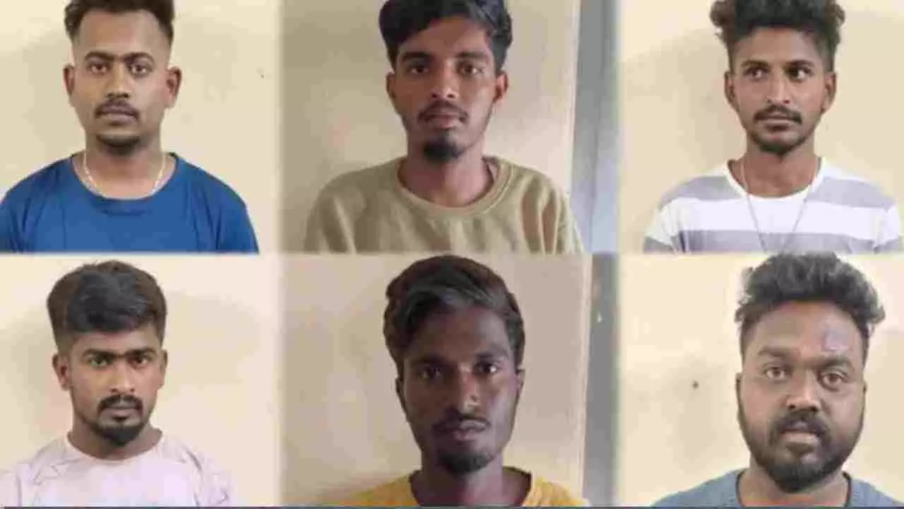 ಗೋಕಾಕ್: ದಾರಿಹೋಕರನ್ನು ಅಡ್ಡಗಟ್ಟಿ ದರೋಡೆ ಮಾಡುತ್ತಿದ್ದ ಏಳು ಮಂದಿ ಖದೀಮರ ಬಂಧನ ಗೋಕಾಕ್: ದಾರಿಹೋಕರನ್ನು ಅಡ್ಡಗಟ್ಟಿ ದರೋಡೆ ಮಾಡುತ್ತಿದ್ದ ಏಳು ಮಂದಿ ಖದೀಮರ ಬಂಧನ