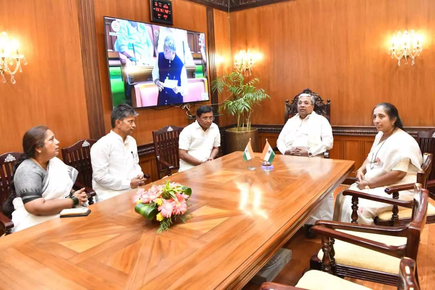 By-Election 2026| ಮೇಟಿ ಕುಟುಂಬ ಕಲಹ: ಬಾಯಕ್ಕನ ʼಕೈʼ ಎಳೆದ ತಂಗಿ ಮಹಾದೇವಿ, ಸೋದರನಿಗೆ ಜಾಕ್ಪಾಟ್! By-Election 2026| ಮೇಟಿ ಕುಟುಂಬ ಕಲಹ: ಬಾಯಕ್ಕನ ʼಕೈʼ ಎಳೆದ ತಂಗಿ ಮಹಾದೇವಿ, ಸೋದರನಿಗೆ ಜಾಕ್ಪಾಟ್!