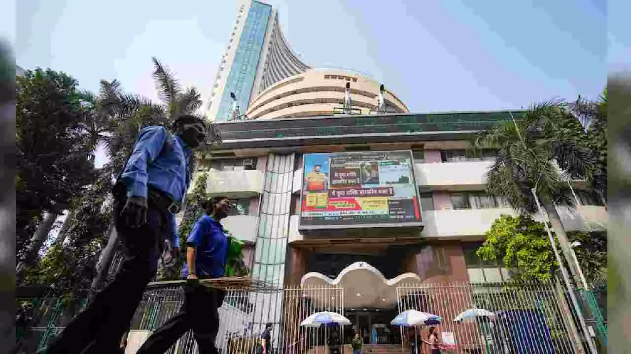 Stock market| ಷೇರು ಮಾರುಕಟ್ಟೆಯಲ್ಲಿ ಭಾರಿ ಕುಸಿತ: ಸೆನ್ಸೆಕ್ಸ್ 1,555 ಅಂಕ ಪತನ, ಹೂಡಿಕೆದಾರರಿಗೆ 5 ಲಕ್ಷ ಕೋಟಿ ನಷ್ಟ! Stock market| ಷೇರು ಮಾರುಕಟ್ಟೆಯಲ್ಲಿ ಭಾರಿ ಕುಸಿತ: ಸೆನ್ಸೆಕ್ಸ್ 1,555 ಅಂಕ ಪತನ, ಹೂಡಿಕೆದಾರರಿಗೆ 5 ಲಕ್ಷ ಕೋಟಿ ನಷ್ಟ!