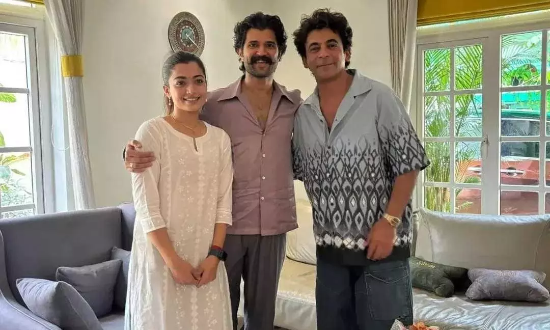 ಹೈದರಾಬಾದ್ ನಿವಾಸದಲ್ಲಿ ವಿಜಯ್-ರಶ್ಮಿಕಾಗೆ ಶುಭ ಕೋರಿದ ಹಾಸ್ಯ ನಟ ಸುನಿಲ್ ಗ್ರೋವರ್: ಫೋಟೋ ವೈರಲ್ ಹೈದರಾಬಾದ್ ನಿವಾಸದಲ್ಲಿ ವಿಜಯ್-ರಶ್ಮಿಕಾಗೆ ಶುಭ ಕೋರಿದ ಹಾಸ್ಯ ನಟ ಸುನಿಲ್ ಗ್ರೋವರ್: ಫೋಟೋ ವೈರಲ್