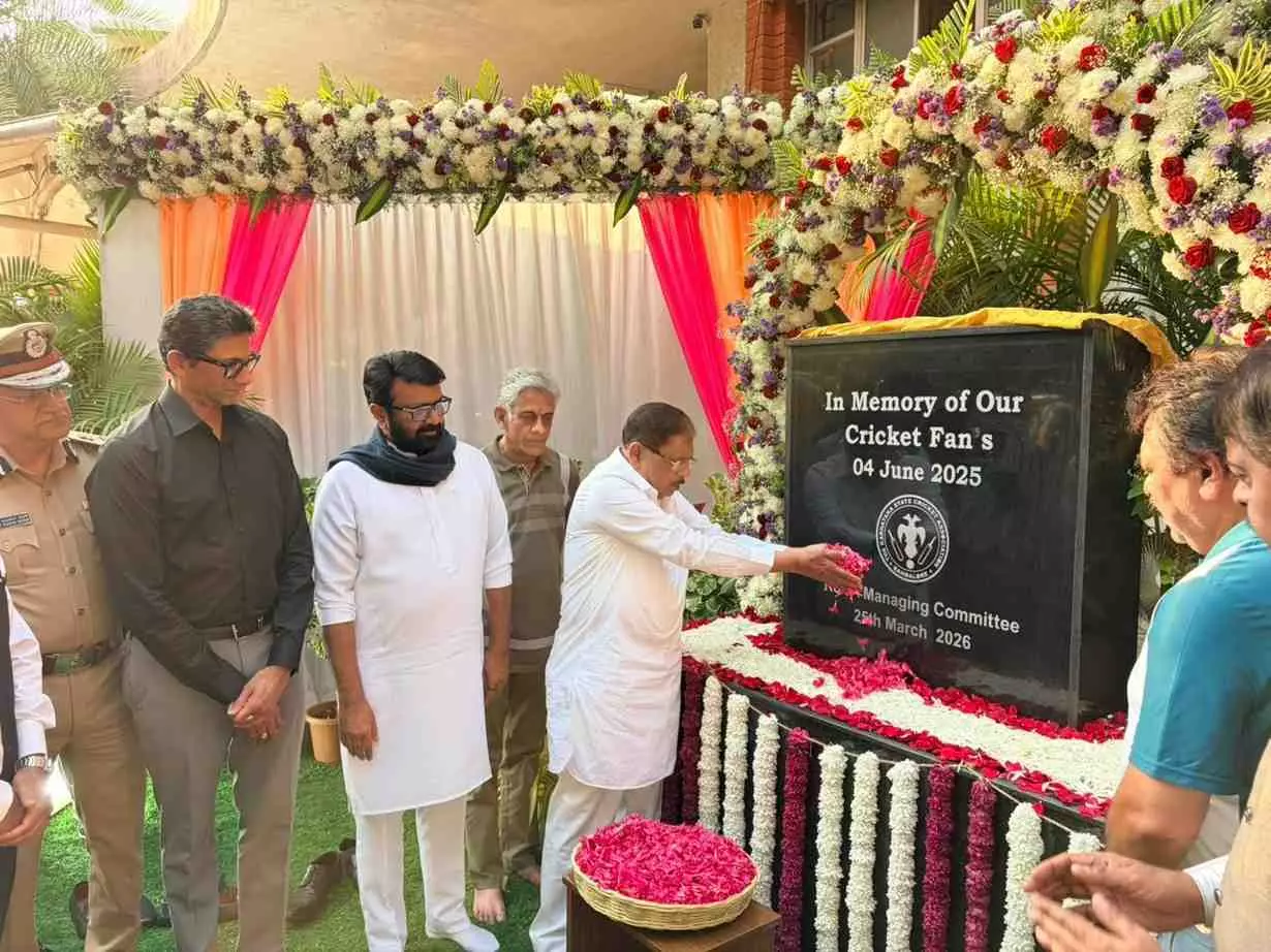 RCB Stampede|ಚಿನ್ನಸ್ವಾಮಿ ಸ್ಟೇಡಿಯಂ: ಕಾಲ್ತುಳಿತದಲ್ಲಿ ಮೃತರಾದ 11 ಅಭಿಮಾನಿಗಳ ಸ್ಮಾರಕ ಅನಾವರಣ! RCB Stampede|ಚಿನ್ನಸ್ವಾಮಿ ಸ್ಟೇಡಿಯಂ: ಕಾಲ್ತುಳಿತದಲ್ಲಿ ಮೃತರಾದ 11 ಅಭಿಮಾನಿಗಳ ಸ್ಮಾರಕ ಅನಾವರಣ!