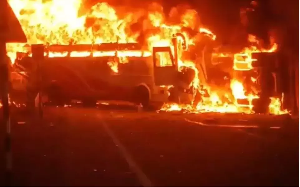 Andhra Fire accident| ಬೆಂಕಿಗಾಹುತಿಯಾದ ಬಸ್ - 14 ಪ್ರಯಾಣಿಕರು ಸಜೀವ ದಹನ Andhra Fire accident| ಬೆಂಕಿಗಾಹುತಿಯಾದ ಬಸ್ - 14 ಪ್ರಯಾಣಿಕರು ಸಜೀವ ದಹನ