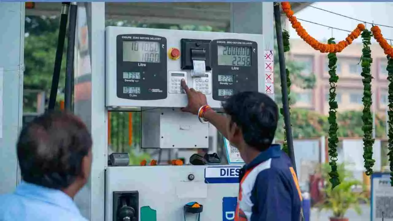 Petrol Shortage: ದೇಶದಲ್ಲಿ 60 ದಿನಗಳಿಗೆ ಸಾಕಾಗುವಷ್ಟು ಕಚ್ಚಾ ತೈಲ ದಾಸ್ತಾನು ಇದೆ ಎಂದ ಕೇಂದ್ರ ಸರ್ಕಾರ Petrol Shortage: ದೇಶದಲ್ಲಿ 60 ದಿನಗಳಿಗೆ ಸಾಕಾಗುವಷ್ಟು ಕಚ್ಚಾ ತೈಲ ದಾಸ್ತಾನು ಇದೆ ಎಂದ ಕೇಂದ್ರ ಸರ್ಕಾರ