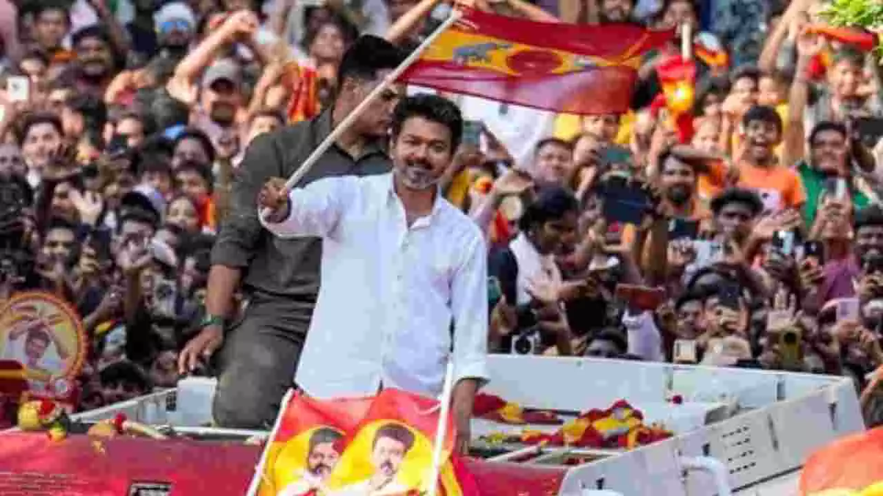 TVK Vijay| ನಟ ವಿಜಯ್ ಬಳಿ ಎಷ್ಟು ಲಕ್ಷುರಿ ಕಾರುಗಳಿವೆ? 624 ಕೋಟಿ ರೂ. ಒಡೆಯನ ಅಫಿಡವಿಟ್ನ ಸಂಪೂರ್ಣ ವಿವರ! TVK Vijay| ನಟ ವಿಜಯ್ ಬಳಿ ಎಷ್ಟು ಲಕ್ಷುರಿ ಕಾರುಗಳಿವೆ? 624 ಕೋಟಿ ರೂ. ಒಡೆಯನ ಅಫಿಡವಿಟ್ನ ಸಂಪೂರ್ಣ ವಿವರ!