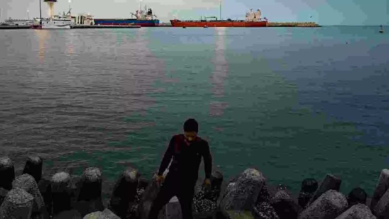 Iran-Israel War| ಹಾರ್ಮುಜ್ ಜಲಸಂಧಿಯಲ್ಲಿ ಸಿಲುಕಿದ ಭಾರತಕ್ಕೆ ಬರಬೇಕಿದ್ದ 28 ನೌಕೆಗಳು Iran-Israel War| ಹಾರ್ಮುಜ್ ಜಲಸಂಧಿಯಲ್ಲಿ ಸಿಲುಕಿದ ಭಾರತಕ್ಕೆ ಬರಬೇಕಿದ್ದ 28 ನೌಕೆಗಳು