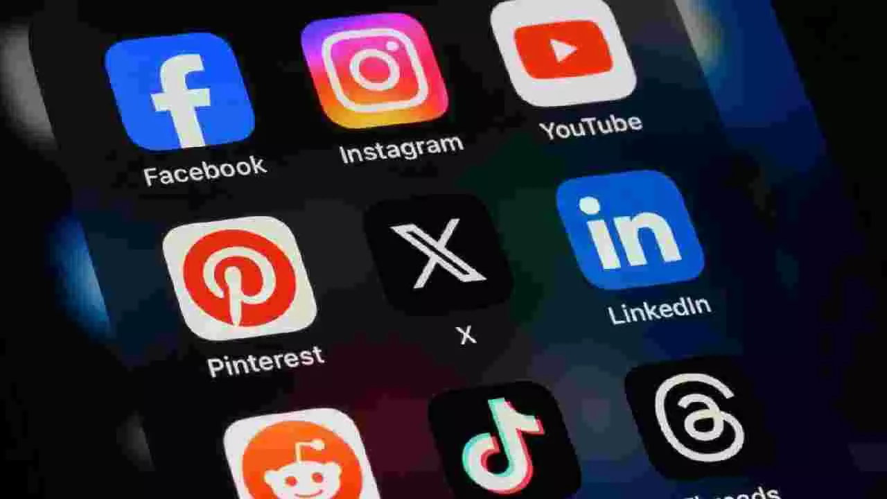 IT Rule Amendment| ಐಟಿ ನಿಯಮಗಳಲ್ಲಿ ತಿದ್ದುಪಡಿ: ಆನ್ಲೈನ್ ಸುದ್ದಿ ಮತ್ತು ಸೋಶಿಯಲ್ ಮೀಡಿಯಾ ಮೇಲೆ ಸರ್ಕಾರದ ಬಿಗಿ ಹಿಡಿತ IT Rule Amendment| ಐಟಿ ನಿಯಮಗಳಲ್ಲಿ ತಿದ್ದುಪಡಿ: ಆನ್ಲೈನ್ ಸುದ್ದಿ ಮತ್ತು ಸೋಶಿಯಲ್ ಮೀಡಿಯಾ ಮೇಲೆ ಸರ್ಕಾರದ ಬಿಗಿ ಹಿಡಿತ