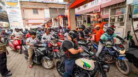 Petrol, Diesel Price Hike| ಪೆಟ್ರೋಲ್, ಡೀಸೆಲ್ ದರ ಏರಿಕೆ; ಇತಿಹಾಸದಲ್ಲೇ ಮೊದಲ ಬಾರಿಗೆ 2 ಲಕ್ಷ ರೂ. ಗಡಿ ದಾಟಿದ ವಿಮಾನ ಇಂಧನ! Petrol, Diesel Price Hike| ಪೆಟ್ರೋಲ್, ಡೀಸೆಲ್ ದರ ಏರಿಕೆ; ಇತಿಹಾಸದಲ್ಲೇ ಮೊದಲ ಬಾರಿಗೆ 2 ಲಕ್ಷ ರೂ. ಗಡಿ ದಾಟಿದ ವಿಮಾನ ಇಂಧನ!