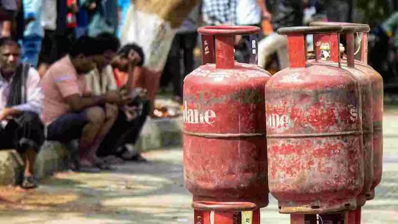 LPG Price Hike|ಹೊಟೇಲ್ ಗ್ರಾಹಕರಿಗೆ ಶಾಕ್! ವಾಣಿಜ್ಯ ಬಳಕೆಯ ಸಿಲಿಂಡರ್ ದರದಲ್ಲಿ ಭಾರಿ ಏರಿಕೆ LPG Price Hike|ಹೊಟೇಲ್ ಗ್ರಾಹಕರಿಗೆ ಶಾಕ್! ವಾಣಿಜ್ಯ ಬಳಕೆಯ ಸಿಲಿಂಡರ್ ದರದಲ್ಲಿ ಭಾರಿ ಏರಿಕೆ