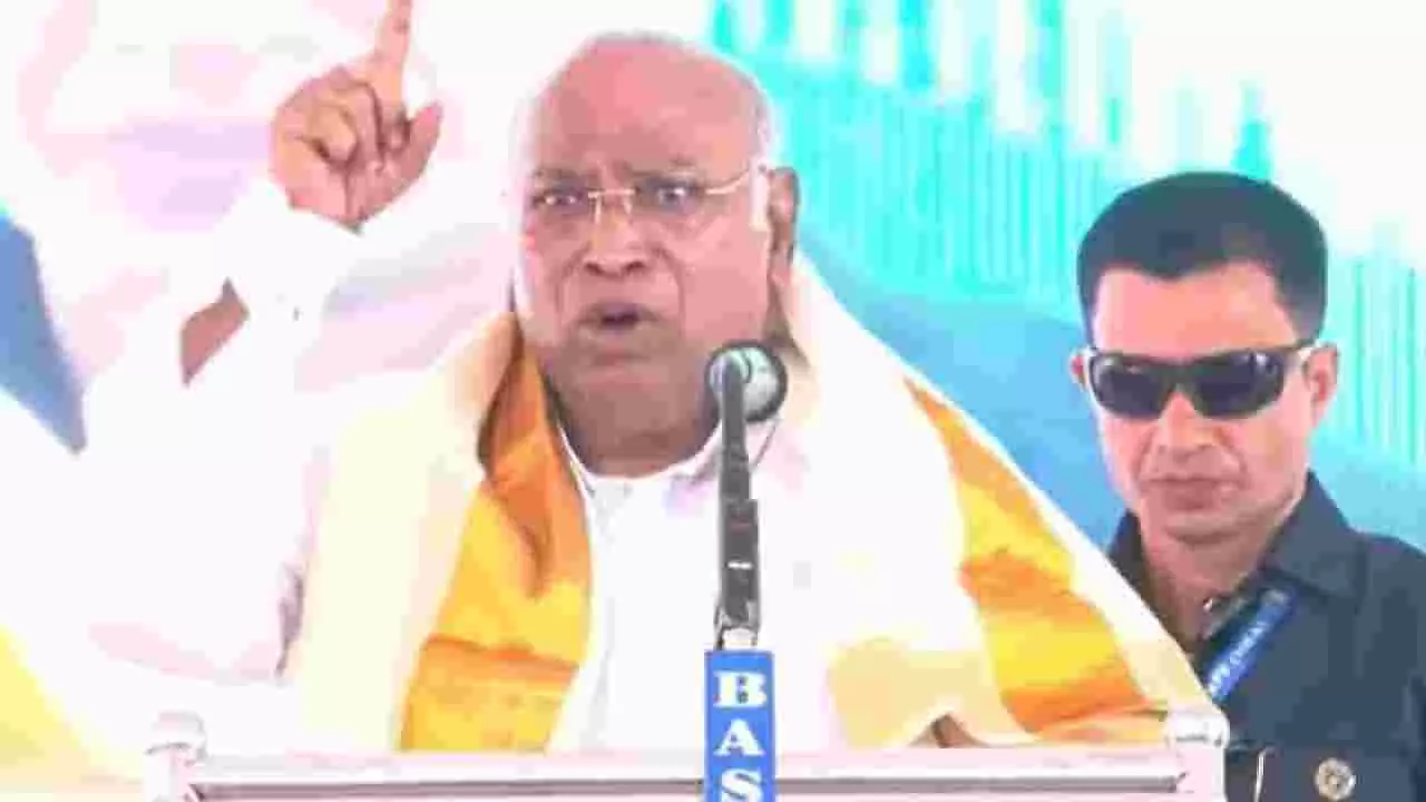 Mallikarjun Kharge: “ಗುಜರಾತ್ನ ಜನ ಅನಕ್ಷರಸ್ಥರು…” ವಿವಾದಕ್ಕೀಡಾದ ಮಲ್ಲಿಕಾರ್ಜುನ ಖರ್ಗೆ ಹೇಳಿಕೆ Mallikarjun Kharge: “ಗುಜರಾತ್ನ ಜನ ಅನಕ್ಷರಸ್ಥರು…” ವಿವಾದಕ್ಕೀಡಾದ ಮಲ್ಲಿಕಾರ್ಜುನ ಖರ್ಗೆ ಹೇಳಿಕೆ