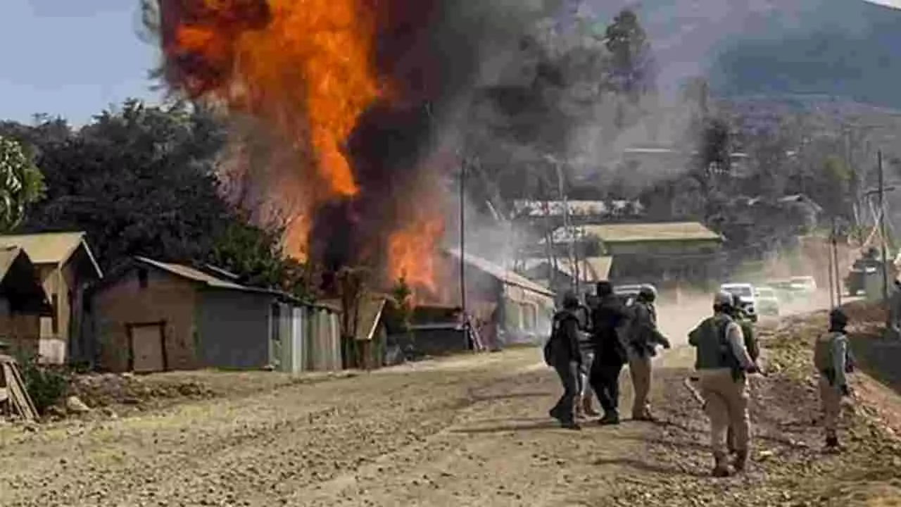 ಮಣಿಪುರದಲ್ಲಿ ಮತ್ತೆ ಹಿಂಸಾಚಾರ: ಮನೆಯ ಮೇಲೆ ಬಾಂಬ್ ದಾಳಿ, ಇಬ್ಬರು ಮುಗ್ಧ ಮಕ್ಕಳ ದಾರುಣ ಸಾವು ಮಣಿಪುರದಲ್ಲಿ ಮತ್ತೆ ಹಿಂಸಾಚಾರ: ಮನೆಯ ಮೇಲೆ ಬಾಂಬ್ ದಾಳಿ, ಇಬ್ಬರು ಮುಗ್ಧ ಮಕ್ಕಳ ದಾರುಣ ಸಾವು