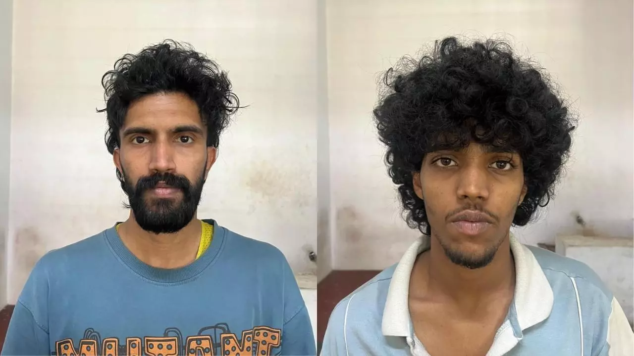 ವಿದ್ಯಾರ್ಥಿಗಳಿಗೆ ಗಾಂಜಾ ಮಾರುತ್ತಿದ್ದ ಇಬ್ಬರ ಬಂಧನ; 21 ಕೆ.ಜಿ ಮಾದಕ ವಸ್ತು ಜಪ್ತಿ ವಿದ್ಯಾರ್ಥಿಗಳಿಗೆ ಗಾಂಜಾ ಮಾರುತ್ತಿದ್ದ ಇಬ್ಬರ ಬಂಧನ; 21 ಕೆ.ಜಿ ಮಾದಕ ವಸ್ತು ಜಪ್ತಿ