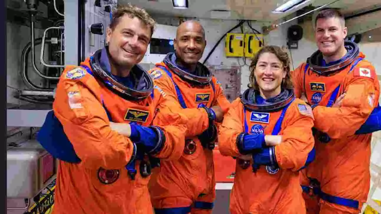 Artemis II| ಚಂದ್ರನ ಸುತ್ತ ಪರಿಭ್ರಮಿಸಿ ಮುಗಿಸಿ ಯಶಸ್ವಿಯಾಗಿ ಭೂಮಿಗೆ ಮರಳಿದ ಆರ್ಟೆಮಿಸ್-2 ಗಗನಯಾತ್ರಿಗಳು! Artemis II| ಚಂದ್ರನ ಸುತ್ತ ಪರಿಭ್ರಮಿಸಿ ಮುಗಿಸಿ ಯಶಸ್ವಿಯಾಗಿ ಭೂಮಿಗೆ ಮರಳಿದ ಆರ್ಟೆಮಿಸ್-2 ಗಗನಯಾತ್ರಿಗಳು!