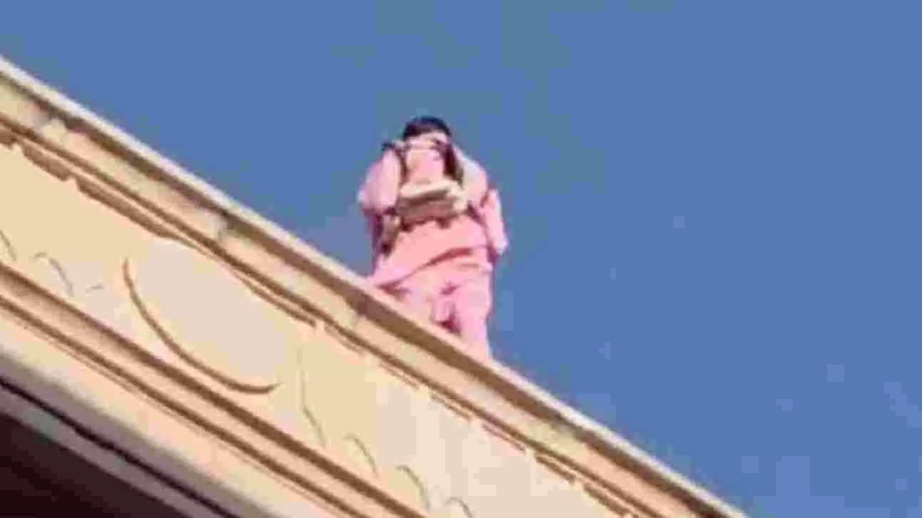 Lucknow High Court| ಹೈಕೋರ್ಟ್ ಆವರಣದಲ್ಲಿ ಹೈಡ್ರಾಮಾ-ಆತ್ಮಹತ್ಯೆಗೆ ಯತ್ನಿಸಿದ ಗ್ಯಾಂಗ್ ರೇಪ್ ಸಂತ್ರಸ್ತೆ! Lucknow High Court| ಹೈಕೋರ್ಟ್ ಆವರಣದಲ್ಲಿ ಹೈಡ್ರಾಮಾ-ಆತ್ಮಹತ್ಯೆಗೆ ಯತ್ನಿಸಿದ ಗ್ಯಾಂಗ್ ರೇಪ್ ಸಂತ್ರಸ್ತೆ!