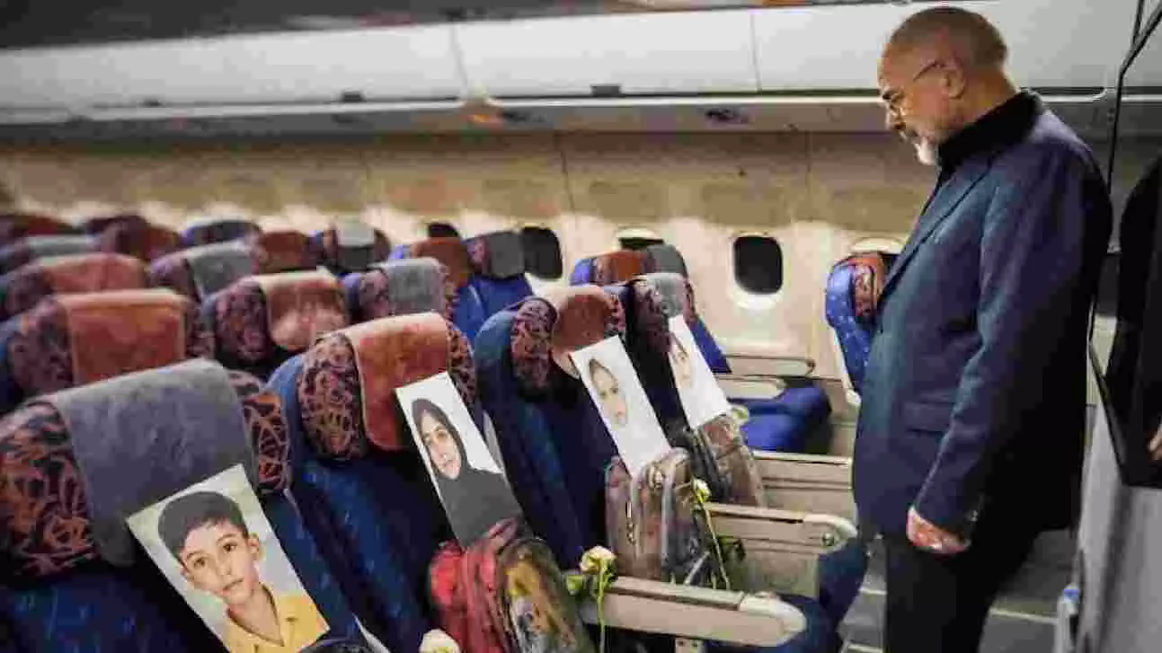 US-Iran Peace Talks| ರಕ್ತಸಿಕ್ತ ಶಾಲಾ ಬ್ಯಾಗ್ಗಳ ಜೊತೆಗೆ ಇಸ್ಲಮಾಬಾದ್ಗೆ ಬಂದಿಳಿದ ಇರಾನ್ ನಿಯೋಗ US-Iran Peace Talks| ರಕ್ತಸಿಕ್ತ ಶಾಲಾ ಬ್ಯಾಗ್ಗಳ ಜೊತೆಗೆ ಇಸ್ಲಮಾಬಾದ್ಗೆ ಬಂದಿಳಿದ ಇರಾನ್ ನಿಯೋಗ