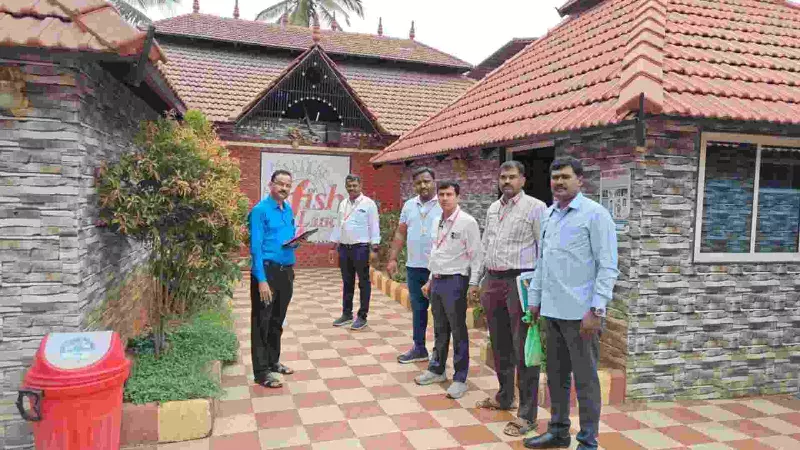 ಹೆದ್ದಾರಿ ಡಾಬಾಗಳಲ್ಲಿ ಊಟ ಮಾಡುವ ಮುನ್ನ ಎಚ್ಚರ: ನೈರ್ಮಲ್ಯವೇ ಇಲ್ಲ, 3.69 ಲಕ್ಷ ರೂ. ದಂಡ ಹೆದ್ದಾರಿ ಡಾಬಾಗಳಲ್ಲಿ ಊಟ ಮಾಡುವ ಮುನ್ನ ಎಚ್ಚರ: ನೈರ್ಮಲ್ಯವೇ ಇಲ್ಲ, 3.69 ಲಕ್ಷ ರೂ. ದಂಡ