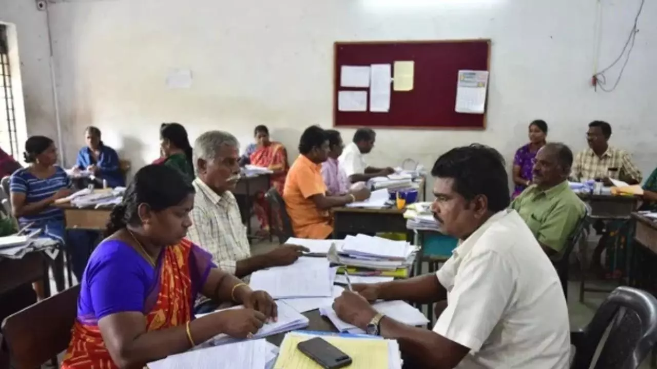 ಶಿಕ್ಷಕರ ವರ್ಗಾವಣೆಗೆ 12 ವರ್ಷ ಸೇವೆ ಕಡ್ಡಾಯ; ಬೋಧಕೇತರ ಹುದ್ದೆಗೆ ಶಿಕ್ಷಕರ ನೇಮಕಕ್ಕೆ ಬ್ರೇಕ್ ಶಿಕ್ಷಕರ ವರ್ಗಾವಣೆಗೆ 12 ವರ್ಷ ಸೇವೆ ಕಡ್ಡಾಯ; ಬೋಧಕೇತರ ಹುದ್ದೆಗೆ ಶಿಕ್ಷಕರ ನೇಮಕಕ್ಕೆ ಬ್ರೇಕ್