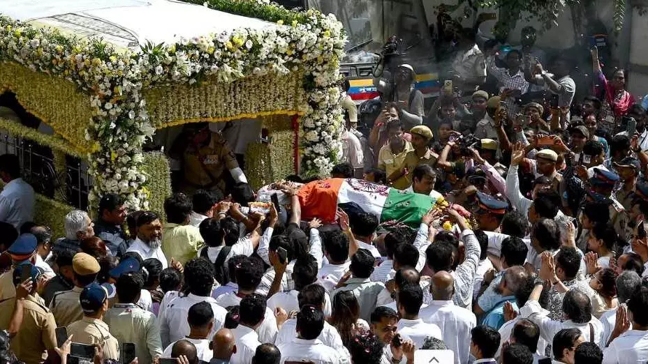 ಸಂಗೀತ ಲೋಕದ ದಂತಕಥೆ ಆಶಾ ಭೋಸ್ಲೆ ಅಸ್ತಂಗತ: ಸಕಲ ಸರ್ಕಾರಿ ಗೌರವಗಳೊಂದಿಗೆ ಅಂತ್ಯಕ್ರಿಯೆ