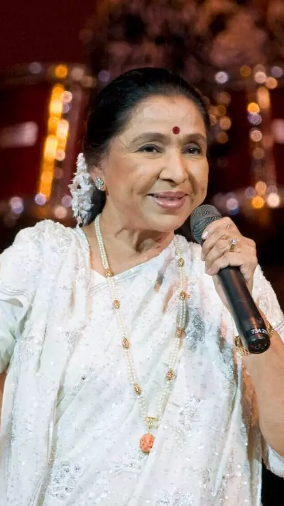 Asha Bhosle|80 ವರ್ಷ, 20 ಭಾಷೆಗಳು... 12,000 ಹಾಡುಗಳು, ಗಿನ್ನೆಸ್ ದಾಖಲೆ ಬರೆದ ಆಶಾ ಭೋಸ್ಲೆಗೆ ಕನ್ನಡದ ಮೇಲೆ ಅಪಾರ ಪ್ರೀತಿ Asha Bhosle|80 ವರ್ಷ, 20 ಭಾಷೆಗಳು... 12,000 ಹಾಡುಗಳು, ಗಿನ್ನೆಸ್ ದಾಖಲೆ ಬರೆದ ಆಶಾ ಭೋಸ್ಲೆಗೆ ಕನ್ನಡದ ಮೇಲೆ ಅಪಾರ ಪ್ರೀತಿ