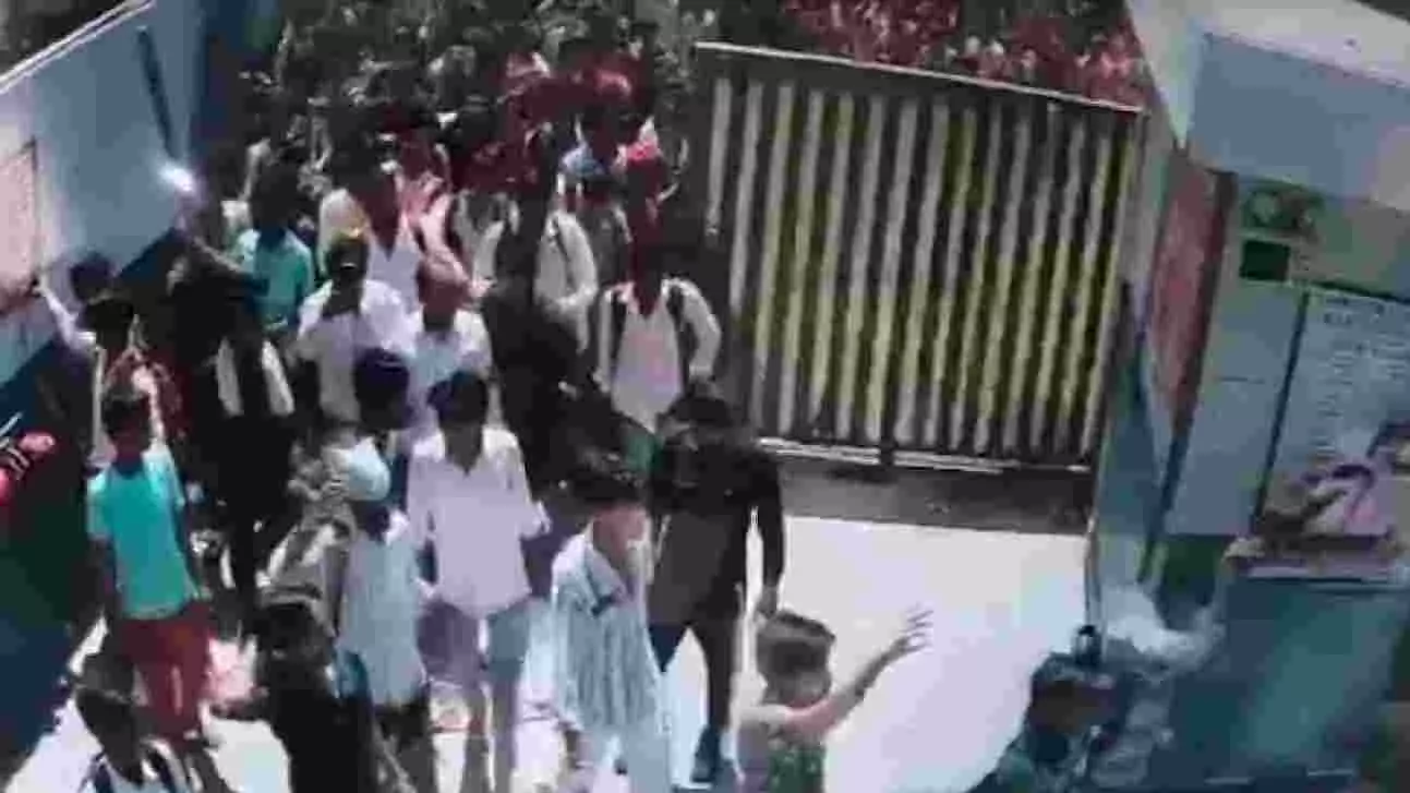 Noida |ಕಾರ್ಖಾನೆಯ ಗೇಟ್ ಜಖಂ… ಪೊಲೀಸರ ಮೇಲೆ ಕಲ್ಲು ತೂರಾಟ; ನೋಯ್ಡಾ ಹಿಂಸಾಚಾರದ ಭೀಕರ ದೃಶ್ಯ ವೈರಲ್ Noida |ಕಾರ್ಖಾನೆಯ ಗೇಟ್ ಜಖಂ… ಪೊಲೀಸರ ಮೇಲೆ ಕಲ್ಲು ತೂರಾಟ; ನೋಯ್ಡಾ ಹಿಂಸಾಚಾರದ ಭೀಕರ ದೃಶ್ಯ ವೈರಲ್