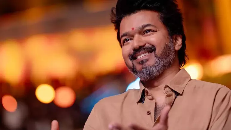 Thalapathy Vijays TVK|DMK ಕೋಟೆಗೆ ವಿಜಯ್ ಎಂಟ್ರಿ: 1977ರ ಎಂ.ಜಿ.ಆರ್ ಮ್ಯಾಜಿಕ್ ರಿಪೀಟ್ ಮಾಡಿದ ದಳಪತಿ