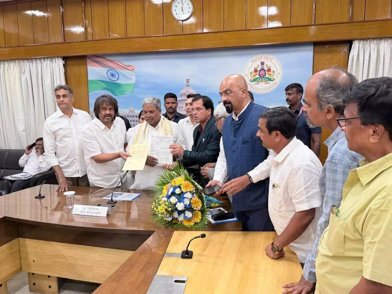 ಶಿವಮೊಗ್ಗದಲ್ಲಿ ಹೈಕೋರ್ಟ್ ಪೀಠ; ಸಚಿವ ಮಧುಬಂಗಾರಪ್ಪ ನೇತೃತ್ವದಲ್ಲಿ ಮುಖ್ಯಮಂತ್ರಿಗೆ ಮನವಿ ಶಿವಮೊಗ್ಗದಲ್ಲಿ ಹೈಕೋರ್ಟ್ ಪೀಠ; ಸಚಿವ ಮಧುಬಂಗಾರಪ್ಪ ನೇತೃತ್ವದಲ್ಲಿ ಮುಖ್ಯಮಂತ್ರಿಗೆ ಮನವಿ