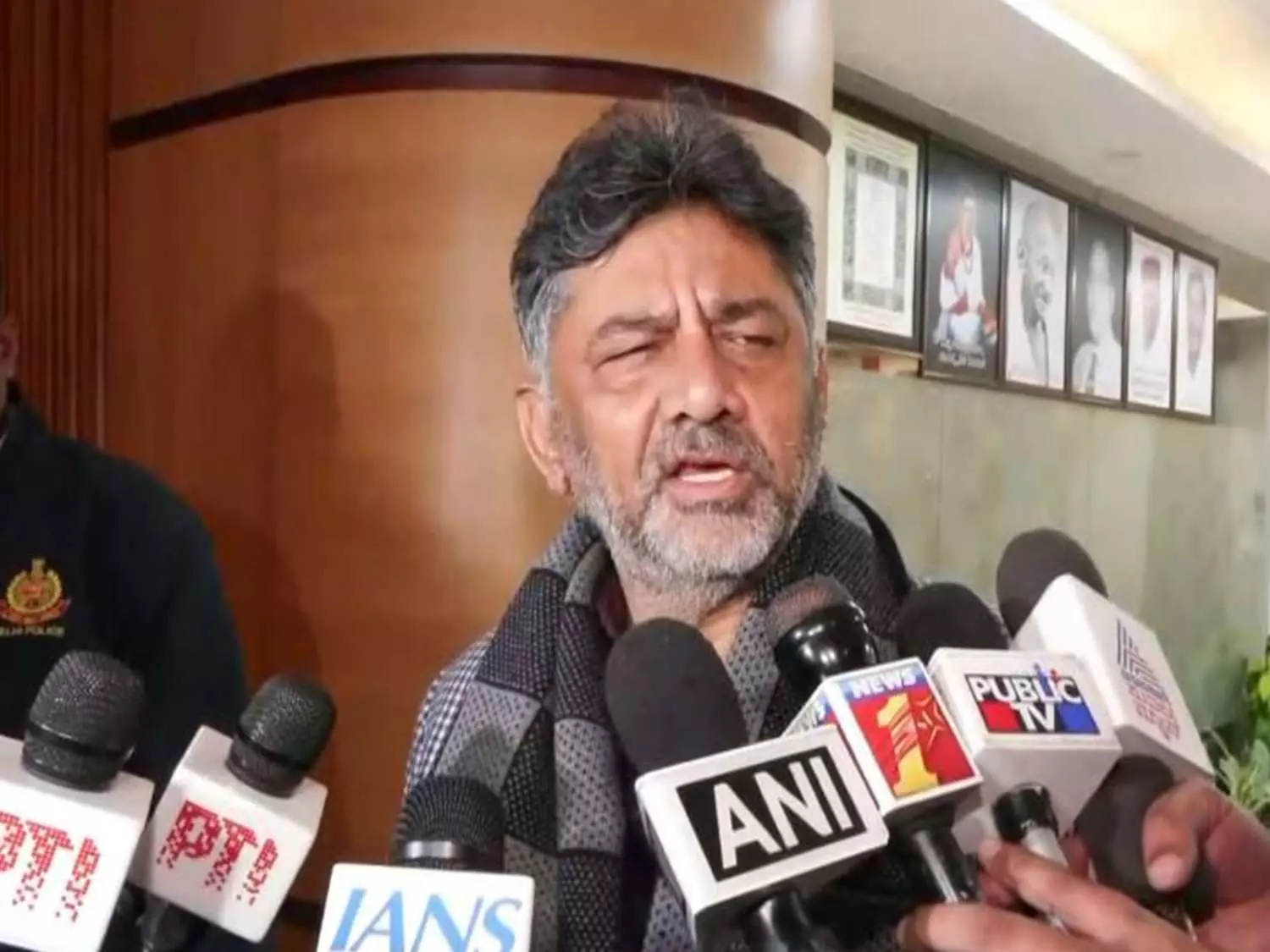 ಕುಟುಂಬದ ಸಮಸ್ಯೆ ನಾವೇ ಬಗೆಹರಿಸಿಕೊಳ್ಳುತ್ತೇವೆ: ಮುಖ್ಯಮಂತ್ರಿ ಡಿ.ಕೆ.ಶಿವಕುಮಾರ್ ಕುಟುಂಬದ ಸಮಸ್ಯೆ ನಾವೇ ಬಗೆಹರಿಸಿಕೊಳ್ಳುತ್ತೇವೆ: ಮುಖ್ಯಮಂತ್ರಿ ಡಿ.ಕೆ.ಶಿವಕುಮಾರ್